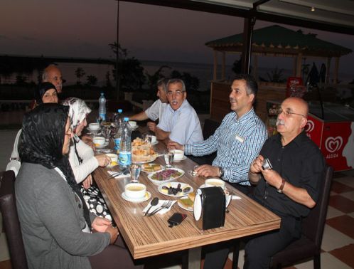 Meliko�lu'ndan personele iftar yeme�i